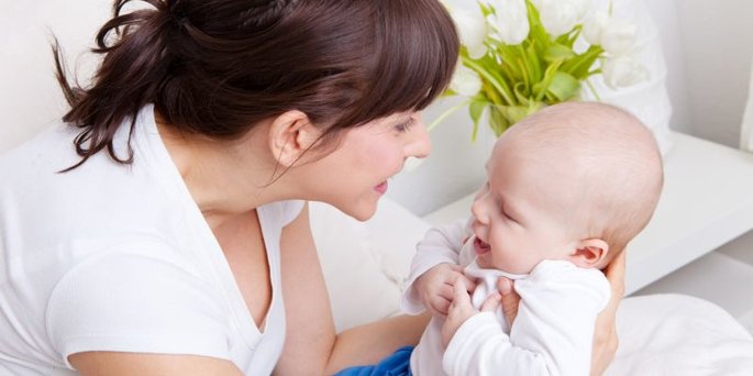 Mutter mit Baby: Gerade die ersten Lebensjahre sind für die Entwicklung eines Kindes besonders wichtig.